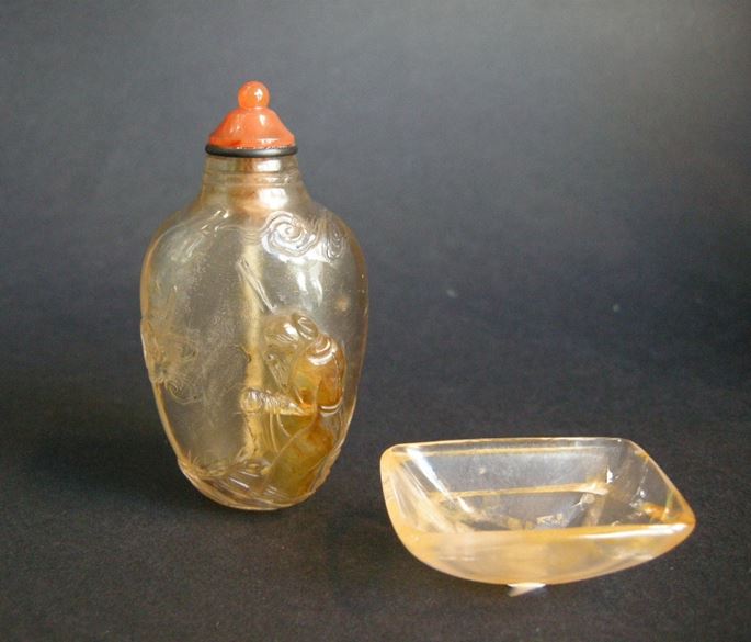 Carved rock crystal snuff bottle of a sage and a bat - Master of the rustic crystalwith his cup | MasterArt